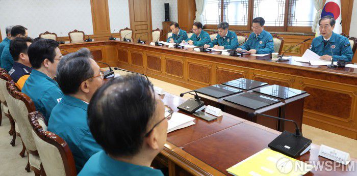 [서울=뉴스핌] 김학선 기자 = 한덕수 국무총리가 29일 정부서울청사에서 열린 의사 집단행동 중앙재난안전대책본부 회의를 주재하며 발언하고 있다. 2024.05.29 yooksa@newspim.com