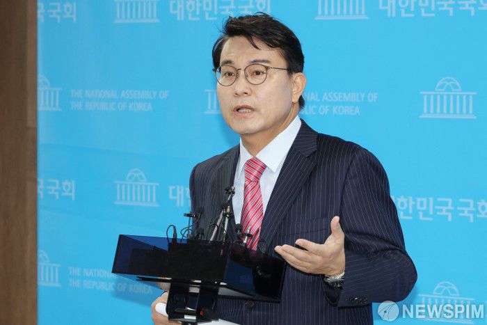 [서울=뉴스핌] 이형석 기자 = 윤상현 국민의힘 의원이 3일 오전 서울 여의도 국회 소통관에서 특검법 발의 관련 기자회견을 마치고 취재진의 질문에 답하고 있다. 2024.06.03 leehs@newspim.com