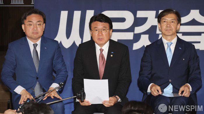 [서울=뉴스핌] 이형석 기자 = 황운하 조국혁신당 원내대표가 3일 오전 서울 여의도 국회 로텐더홀에서 열린 최고위원회의에서 모두발언을 하고 있다. 2024.06.03 leehs@newspim.com