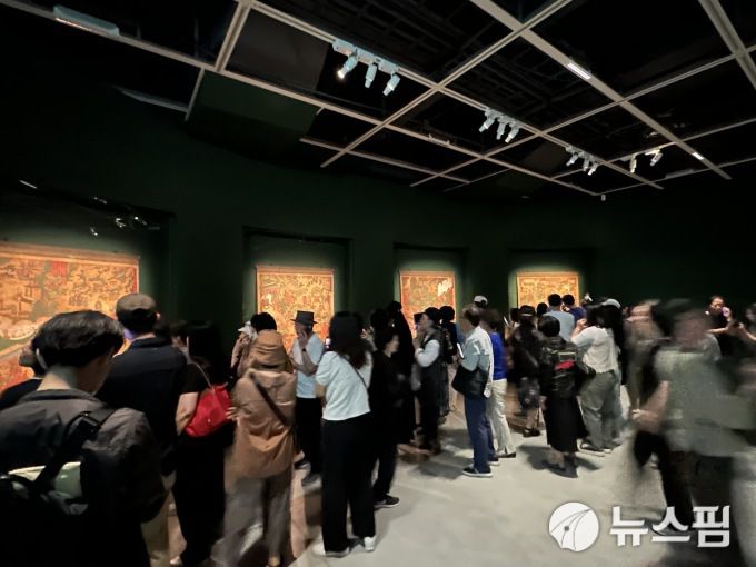 [서울=뉴스핌] 이지은 기자 = '팔상도' 앞에 몰린 관람객들 2024.06.11 alice09@newspim.com