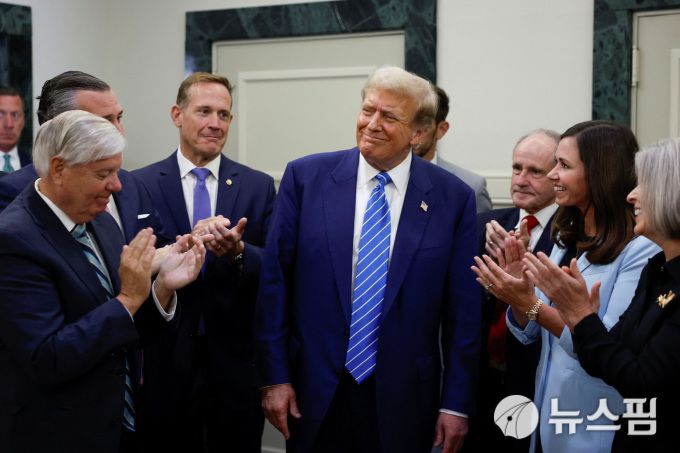 13일(현지시간) 미 공화당 의원들과 만난 도널드 트럼프 전 대통령. [사진=로이터 뉴스핌]