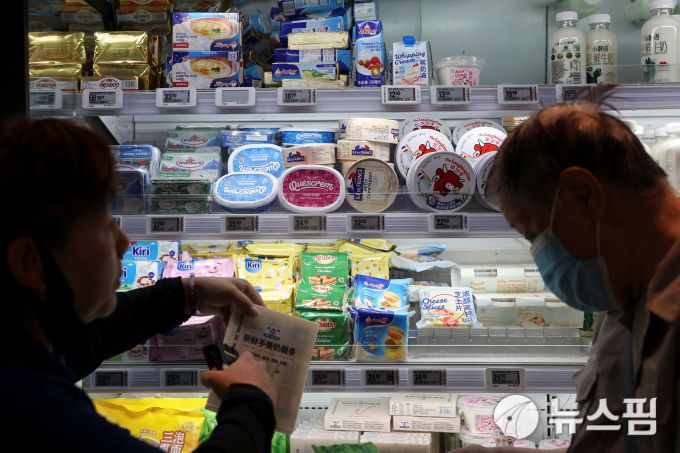 13일 중국 베이징의 한 마트에 진열된 유제품. [사진=로이터 뉴스핌]