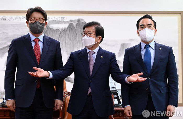 [서울=뉴스핌] 최상수 기자 = 박병석 국회의장(가운데)이 27일 서울 여의도 국회에서 국회의장 주재로 열린 '검수완박(검찰 수사권 완전 박탈)' 법안 처리를 위한 본회의 상정 여부를 논의하기 위한 양당 원내대표 회동에서 박홍근 더불어민주당 원내대표(오른쪽), 권성동 국민의힘 원내대표(왼쪽)와 기념촬영을 한 후 자리로 향할 것을 권하고 있다. 2022.04.27 kilroy023@newspim.com