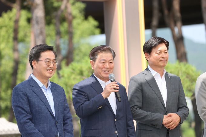 광명시는 18일 양평 세미원에서 경기도와 이번 사업에 함께 참여하는 부천시·안산시·양평군과 함께 성공적인 '1회용품 없는 경기 특화지구' 조성을 위한 업무협약을 체결했다. [사진=광명시]