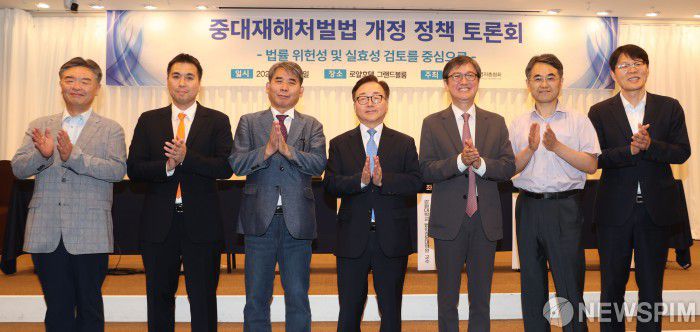 [서울=뉴스핌] 이호형 기자 = 이동근(가운데) 한국경영자총협회(경총) 부회장이 21일 오후 서울 명동 로얄호텔서 열린 중대재해처벌법 개정 정책 토론회에 앞서 참석자들과 기념촬영 하고 있다. 이날 토론회에는 이동근 부회장을 비롯 임우택 경총 본부장,김상민 태평양 변호사,전학선 한국외대 교수,김희성 강원대 교수,설동근 변호사,정진우 과기대 교수가 참석했다. 2024.06.21 leemario@newspim.com