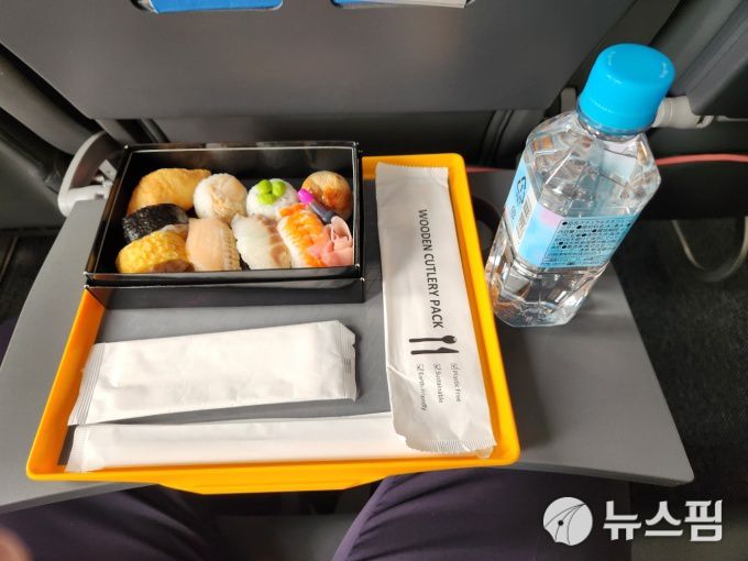 스시 10점으로 구성된 기내식 초밥 도시락. 2024.6.22 [사진=이영태 여행선임기자]