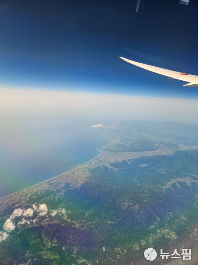 비행기 창밖으로 모습을 드러내는 일본 열도. 2024.6.22 [사진=이영태 여행선임기자]