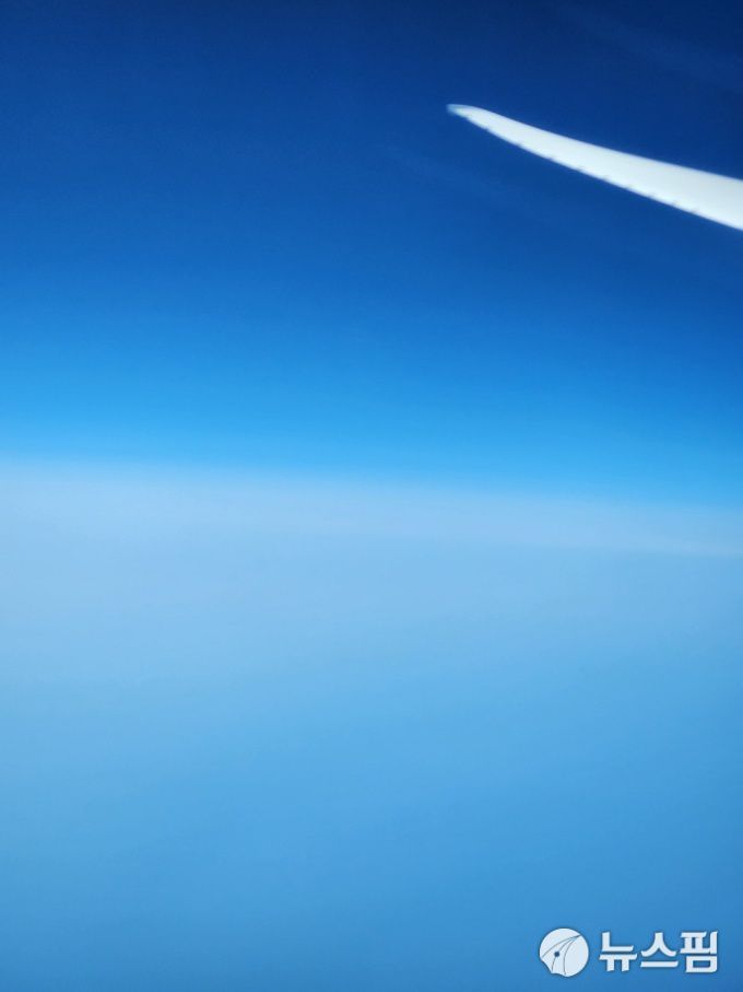 비행기 창밖으로 보이는 탁트인 동해바다와 하늘이 모두 파랗다. 2024.6.22 [사진=이영태 여행선임기자]