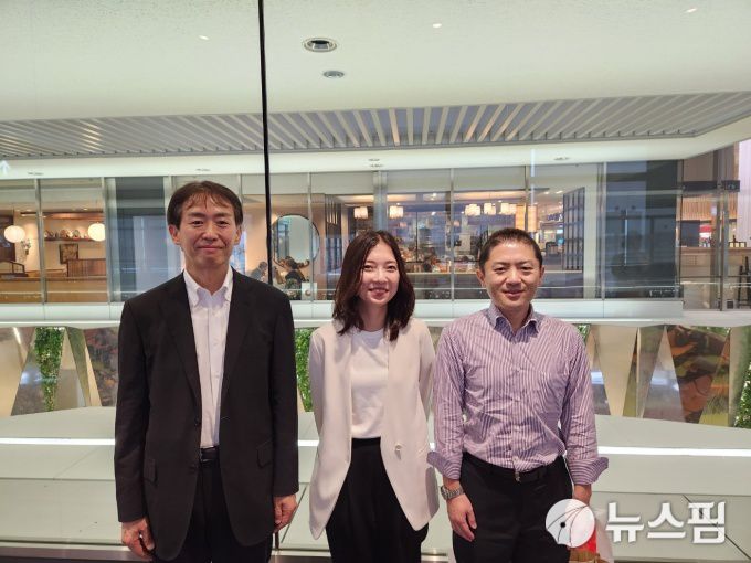 나리타국제공항에서 만난 에어재팬 시케유키 마츠토 마케팅이사와 마사노리 사미조 과장, 히토미 와타나베 총무팀 과장이 탑승행사를 무사히 마친 기자들을 반갑게 환영해준다. 2024.6.22 [사진=이영태 여행선임기자]