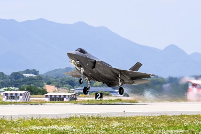 한국 공군 17전투비행단이 있는 청주기지에서 F-35A 스텔스 전투기가 한미 연합 공중훈련을 위해 힘차게 이륙하고 있다. [사진=공군]