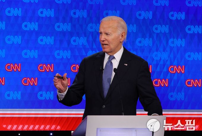[애틀랜타 로이터=뉴스핌] 최원진 기자= 조 바이든 미국 대통령이 27일(현지시간) 밤 조지아주 애틀랜타 CNN방송 스튜디오에서 진행된 미국 대통령 선거 후보 TV토론에서 발언하고 있다. 2024.06.28 wonjc6@newspim.com