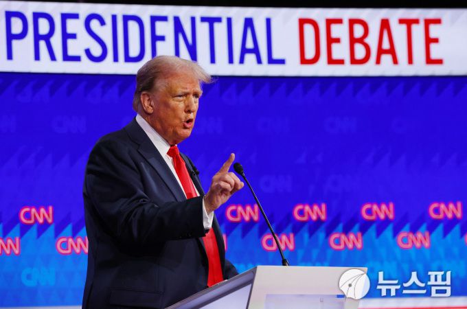 [애틀랜타 로이터=뉴스핌] 최원진 기자= 도널드 트럼프 전 미국 대통령이 27일(현지시간) 밤 조지아주 애틀랜타 CNN방송 스튜디오에서 진행된 미국 대통령 선거 후보 TV토론에서 발언하고 있다. 2024.06.28 wonjc6@newspim.com