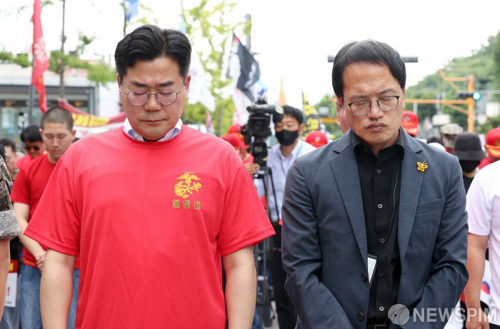 [서울=뉴스핌] 정일구 기자 = 박찬대 더불어민주당 대표 직무대행 겸 원내대표(왼쪽)와 박주민 의원이 29일 오후 서울 용산구 한강진역 인근에서 열린 해병대원 순직 및 수사외압 사건 특검법·국정조사 촉구 범국민 집회에서 묵념을 하고 있다. 2024.06.29 mironj19@newspim.com