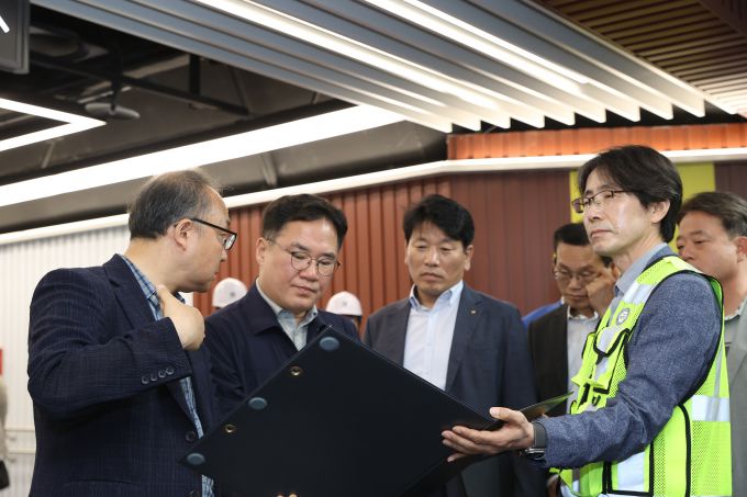 수도권광역급행철도(GTX)-A 구성역을 찾은 백원국 국토교통부 2차관이 현장점검을 하고 있다. [사진=국토부]