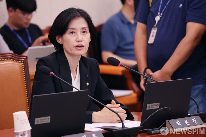 [서울=뉴스핌] 이형석 기자 = 박은정 조국혁신당 의원이 12일 오후 서울 여의도 국회에서 열린 법제사법위원회 전체회의에서 인사말을 하고 있다. 2024.06.12 leehs@newspim.com