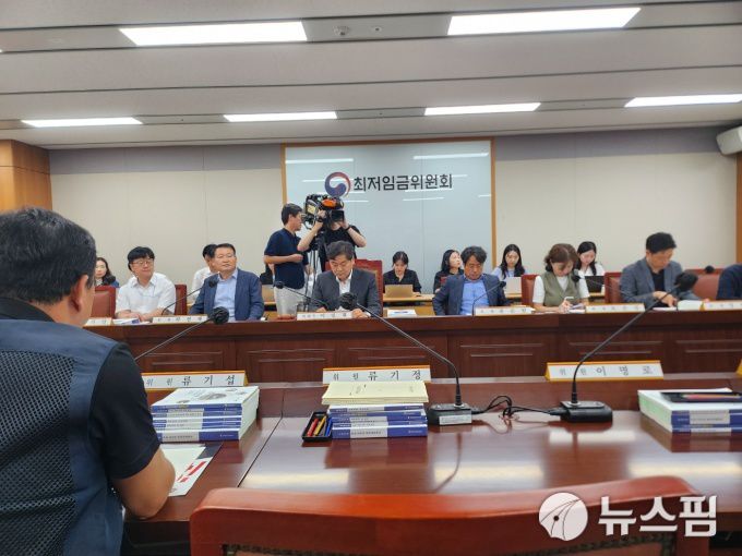 [세종=뉴스핌] 정성훈 기자 = 4일 정부세종청사에서 최저임금위원회 제8차 전원회의가 열리고 있다. 2024.07.04