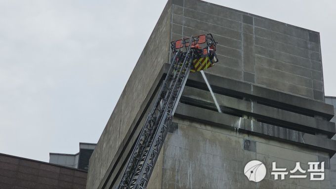 [대전=뉴스핌] 오종원 기자 = 소방대원이 고가사다리차를 이용해 화재를 진압하고 있다. [사진=송영훈 독자 제공] 2024.07.11 jongwon3454@newspim.com