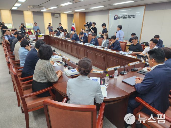 [세종=뉴스핌] 정성훈 기자 = 11일 정부세종청사에서 최저임금위원회 제10차 전원회의가 열리고 있다. 2024.07.11 jsh@newspim.com