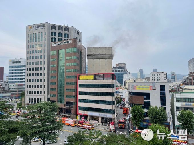 11일 오후 5시 40분쯤 대전 중구 대흥동 kb손해보험 건물 주차타워에서 화재가 발생한 화재가 4시간 20여분만에 완진됐다.