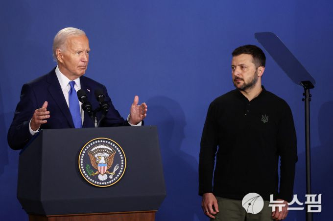 11일(현지시간) 미국 워싱턴DC에서 열린 나토 정상회의 일환의 우크라이나 지원 협약 행사에서 볼로디미르 젤렌스키 우크라이나 대통령(우) 옆에서 인사말하는 조 바이든 미국 대통령. [사진=로이터 뉴스핌]