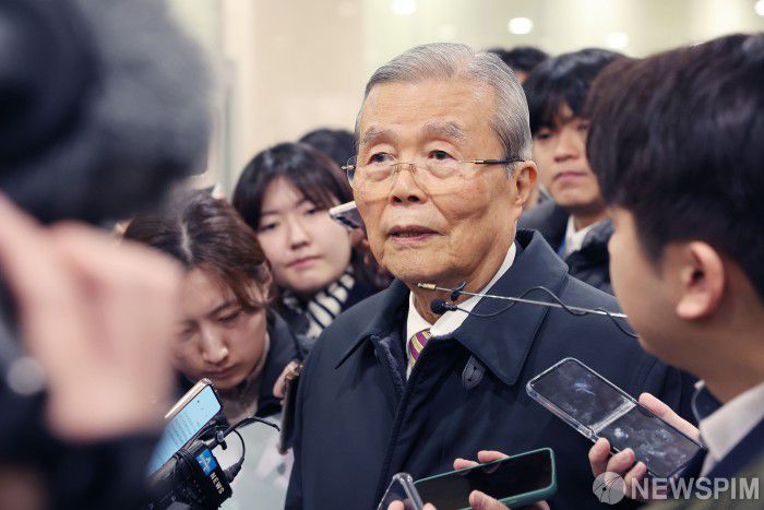 [서울=뉴스핌] 이형석 기자 = 김종인 개혁신당 공천관리위원장이 26일 오전 서울 여의도 국회에서 열린 최고위원회의 참석을 마치고 나서며 취재진의 질문에 답하고 있다. 2024.02.26 leehs@newspim.com