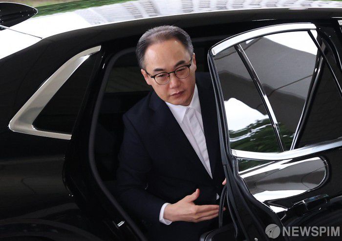 [서울=뉴스핌] 이호형 기자 = 이원석 검찰총장이 23일 오전 서울 서초구 대검찰청으로 출근 도착하고 있다. 이 총장은 서울중앙지검이 20일 진행한 김건희 여사 조사와 관련해 이른바 '총장 패싱'에 대해 "할 말 없습니다"라고 말했다. 2024.07.23 leemario@newspim.com