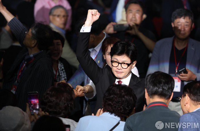 [고양=뉴스핌] 윤창빈 기자 = 국민의힘 당 대표 등을 뽑는 제4차 전당대회가 23일 오후 경기 고양시 일산서구 킨텍스에서 열려 한동훈 당 대표 후보가 입장하고 있다. 2024.07.23 pangbin@newspim.com