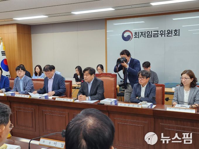 [세종=뉴스핌] 정성훈 기자 = 이인재 최저임금위원회 위원장(가운데)이 4일 정부세종청사에서 열린 최임위 제2차 전원회의에서 발언하고 있다. 2024.06.04 jsh@newspim.com