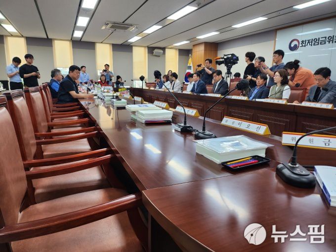 [세종=뉴스핌] 정성훈 기자 = 4일 정부세종청사에서 최저임금위원회 제8차 전원회의가 열리고 있다. 2024.07.04 jsh@newspim.com