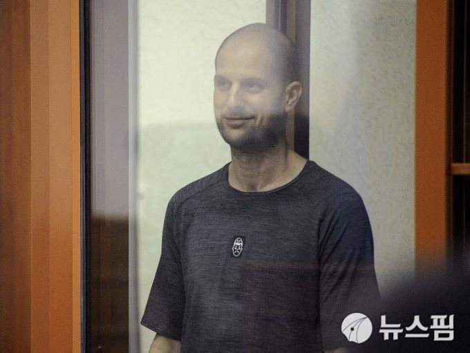 월스트리트저널(WSJ) 기자 에반 게르시코비치가 러시아에서 재판을 받던 모습.  [사진=로이터 뉴스핌]