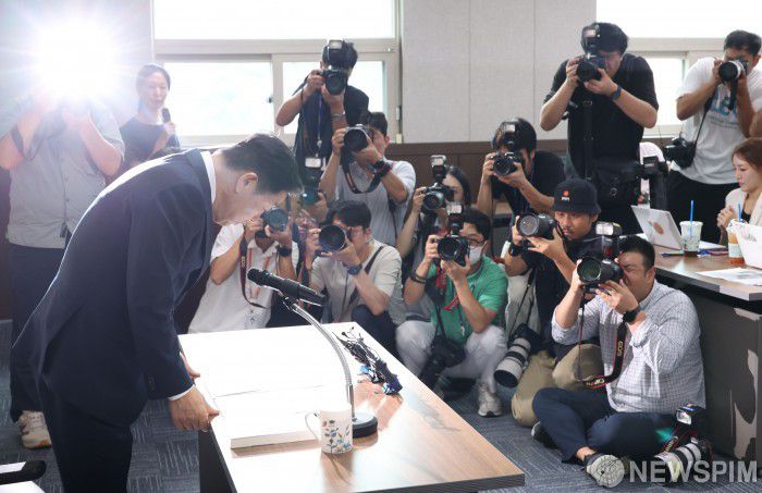 [서울=뉴스핌] 김학선 기자 = 김형석 신임 독립기념관장이 12일 서울 용산구 국가보훈부 서울지방보훈청에서 열린 현안 관련 기자회견에서 발언에 앞서 고개숙여 인사하고 있다. 더불어민주당은 이날 뉴라이트 역사관 논란에 휩싸인 김형석 신임 독립기념관장의 임명 철회를 촉구하며 "광복절 경축식에 불참하겠다"고 선언했다. 2024.08.12 yooksa@newspim.com