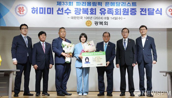 [서울=뉴스핌] 이형석 기자 = 이종찬 광복회장(오른쪽 세 번째)과 파리 올림픽 은메달리스트 허미미 선수(왼쪽 네 번째)가 14일 오후 서울 여의도 광복회에서 열린 유족 회원증 전달식에서 기념 촬영을 하고 있다. 2024.08.14 leehs@newspim.com