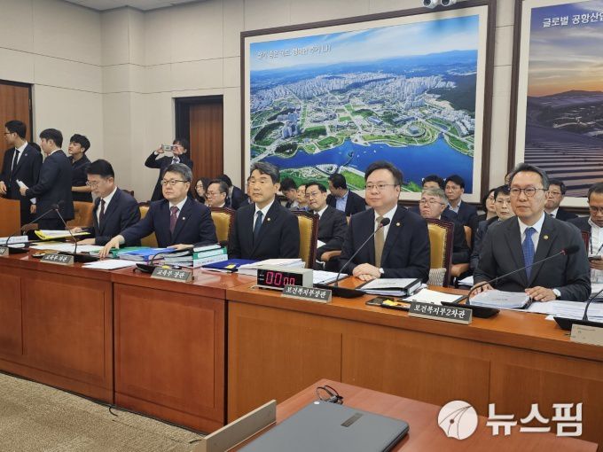 [서울=뉴스핌] 조준경 기자 = (왼쪽부터) 장상윤 대통령실 사회수석, 오석환 교육부 차관, 이주호 교육부 장관, 조규홍 복지부 장관, 박민수 복지부 차관 2024.08.16 calebcao@newspim.com