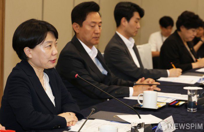 [서울=뉴스핌] 양윤모 기자 = 7일 오후 서울시청 8층 간담회장에서 개최된 '서울시 공공돌봄강화위원회 제1차 회의'에 참석한 위원장인 석재은 한림대 사회복지학과 교수가 인사말을 하고 있다. 2024.06.07 yym58@newspim.com