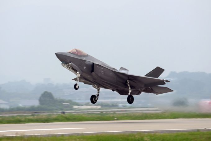 [서울=뉴스핌] 박성준 기자 =  공군 F-35A 전투기가 26일 공대공 실사격 훈련을 위해 이륙하고 있다. [사진=공군] 2024.08.26 parksj@newspim.com