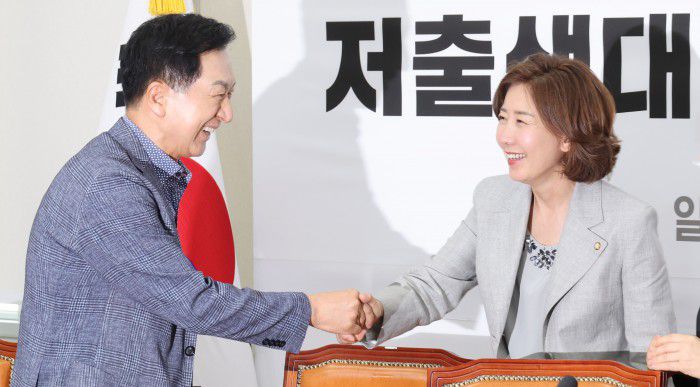 [서울=뉴스핌] 이형석 기자 = 김기현 국민의힘(왼쪽)·나경원 의원이 14일 오후 서울 여의도 국회에서 열린 저출생대응특별위원회 제1차 전체회의에서 악수를 하고 있다. 2024.06.14 leehs@newspim.com