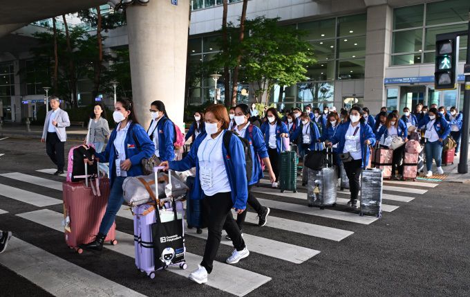 필리핀 가사관리사들이 6일 오전 인천국제공항을 통해 입국했다. [사진=서울시]