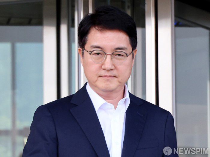 [서울=뉴스핌] 양윤모 기자 = 심우정 신임 검찰총장 후보자가 11일 오후 과천 법무부 청사 앞에서 열린 기자회견에 참석하기 위해 이동하고 있다. 2024.08.11 yym58@newspim.com