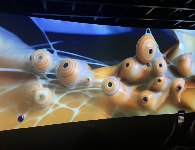 [서울=뉴스핌] 리움미술관에서 대규모 개인전을 개막한 한국계 미국작가 아니카 이의 영상작품. 아니카 이는 글로벌 미술계에서 각광받고 있는 작가로 박테리아 꽃 기계 곤충 등을 작품에 대입시키거나 확장시켜 도전적이면서 변화무쌍한 작업을 구현하고 있다. [사진=이영란 미술전문기자] 2024.09.05 art29@newspim.com