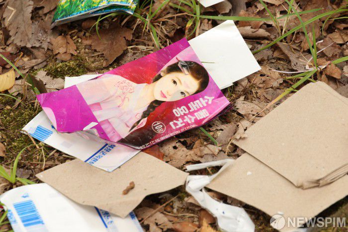 [서울=뉴스핌] 이형석 기자 = 5일 오전 서울 여의도 국회에 북한에서 부양한 오물풍선 잔해가 떨어져 있다. 북한이 오물풍선 살포를 재개한 것은 지난달 10일 이후 25일 만이다. 2024.09.05 leehs@newspim.com