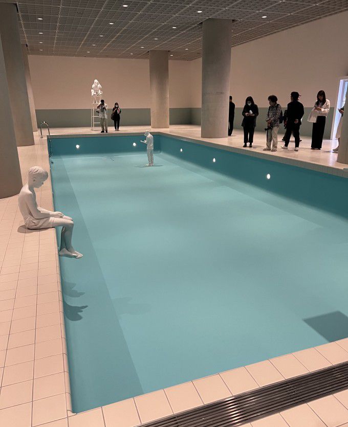 [서울=뉴스핌] 북유럽 듀오 작가 엘름그린&드라그셋이 서울 용산의 아모레퍼시픽미술관 내부에 조성한 수영장. 미술관에 수영장이 들어온 것도 이채롭고, 물은 없이 마네킹들만 조용히 자리잡고 있어 써늘한 공기와 많은 질문을 던지게 하는 작품이다. 이들 작가는 '스페이스'라는 타이틀의 전시를 위해 집, 식당 등을 미술관에 실제 모양으로 들여놓았다. 올가을 놓쳐서는 안될 시니컬하면서도 흥미로운 전시다. [사진=이영란 미술전문기자] 2024.09.05 art29@newspim.com