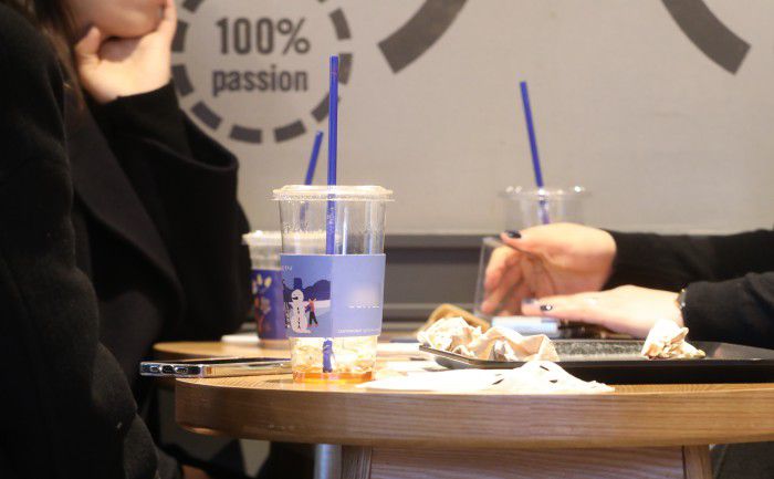 [서울=뉴스핌] 김민지 인턴기자 = 코로나19 확산으로 한시적으로 허용했던 카페 내 일회용컵 사용이 4월 1일부터 다시 금지된다. 환경부는 '일회용품 사용규제 제외 대상'을 개정해 6일 고시했다. 11월 24일부터는 일회용품 규제 대상이 확대돼 식당 등에서도 종이컵과 플라스틱 빨대, 젓는 막대 사용 등이 금지된다. 사진은 이날 오후 서울 시내 카페 모습. 2022.01.06 kimkim@newspim.com