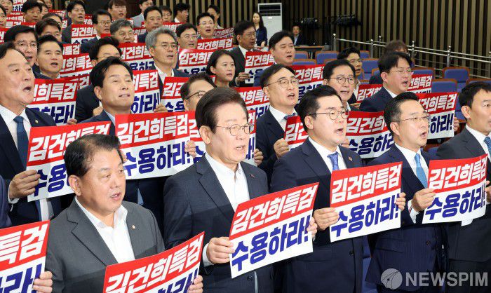 [서울=뉴스핌] 이형석 기자 = 이재명 더불어민주당 대표를 비롯한 의원들이 19일 오후 서울 여의도 국회에서 열린 의원총회에서 김건희 특검법 수용을 촉구하며 구호를 외치고 있다. 2024.09.19 leehs@newspim.com