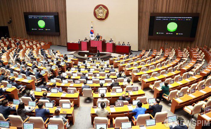 [서울=뉴스핌] 이형석 기자 = 우원식 국회의장이 19일 오후 서울 여의도 국회에서 열린 제418회 국회(정기회) 제8차 본회의에서 윤석열 대통령 배우자 김건희의 주가조작 사건 등의 진상규명을 위한 특별검사 임명 등에 관한 법률안(대안) 가결을 선언하고 있다. 2024.09.19 leehs@newspim.com
