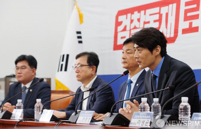 [서울=뉴스핌] 윤창빈 기자 = 한준호 더불어민주당 검찰독재대책위원회 위원장이 20일 오전 서울 여의도 국회에서 열린 검찰독재대책위원회 제2차 회의에서 모두발언을 하고 있다. 2024.09.20 pangbin@newspim.com