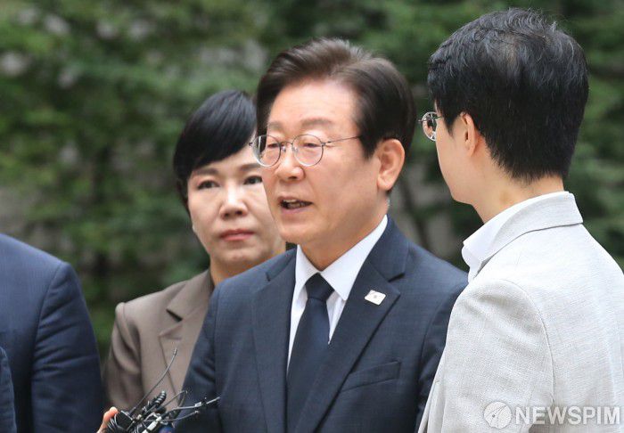 [서울=뉴스핌] 이호형 기자 = 이재명 전 더불어민주당 대표가 20일 오전 서울 서초구 서울중앙지법에서 열린 '故김문기·백현동 허위 발언'에 대한 공직선거법위반 결심 공판에 앞서 소감을 밝히고 있다. 2024.09.20 leemario@newspim.com