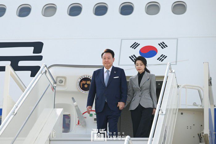 [서울=뉴스핌] 윤석열 대통령과 부인 김건희 여사가 19일(현지시간) 프라하 바츨라프 하벨 국제공항에 도착해 공군 1호기에서 내리고 있다. [사진=대통령실] 2024.09.20 photo@newspim.com