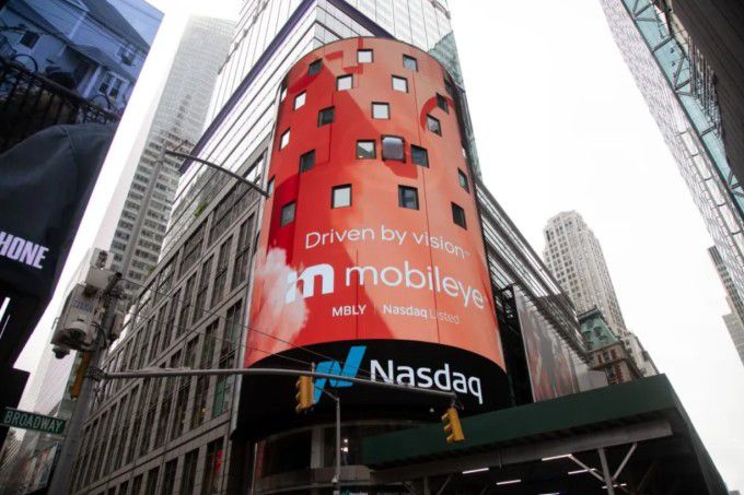 나스닥 전광판의 모빌아이 글로벌 로고 [사진=블룸버그]