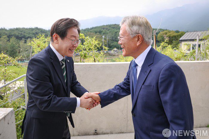 [서울=뉴스핌] 문재인 전 대통령이 8일 경남 양산 평산마을 사저에서 이재명 더불어민주당 대표와 인사를 나누고 있다. [사진=더불어민주당] 2024.09.08 photo@newspim.com