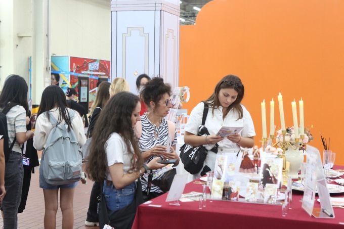 [서울=뉴스핌] 이지은 기자 = '월드 웹툰 페스티벌'의 '재혼 황후' 부스를 찾은 외국인들 [사진=콘진원] 2024.09.26 alice09@newspim.com